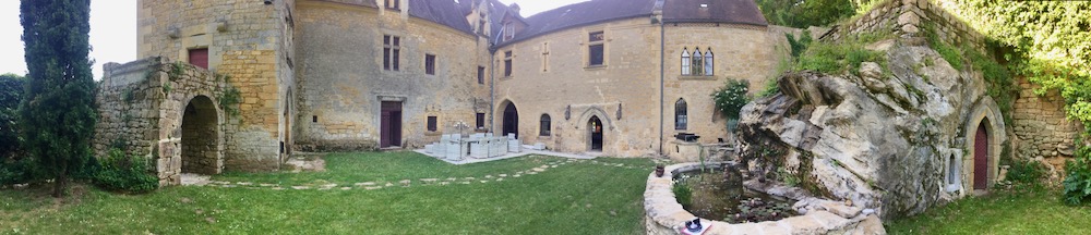 chateau de rouffillac courtyard